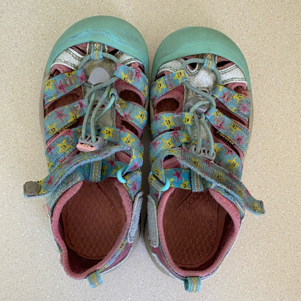 Girls size 13.5 Keen sandals - good condition!